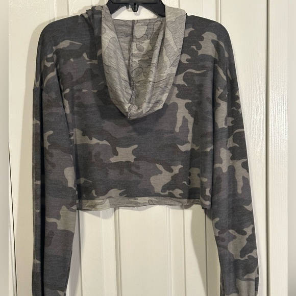 TeenBell Cropped Camo Top Green Light Weight Hoodie Women's Sz. Small NWOT - Picture 2 of 3